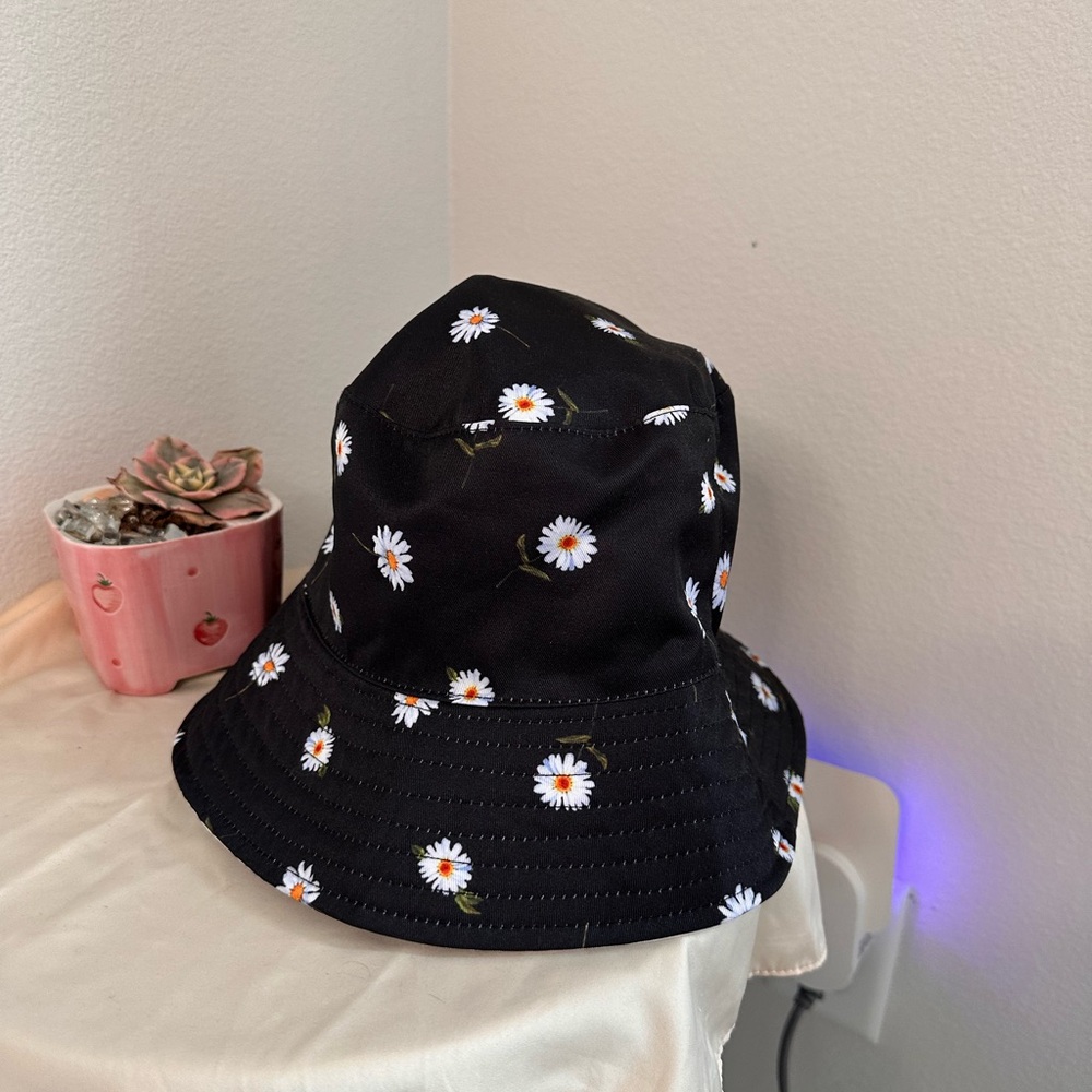 Daisy Print Bucket Hat - Black